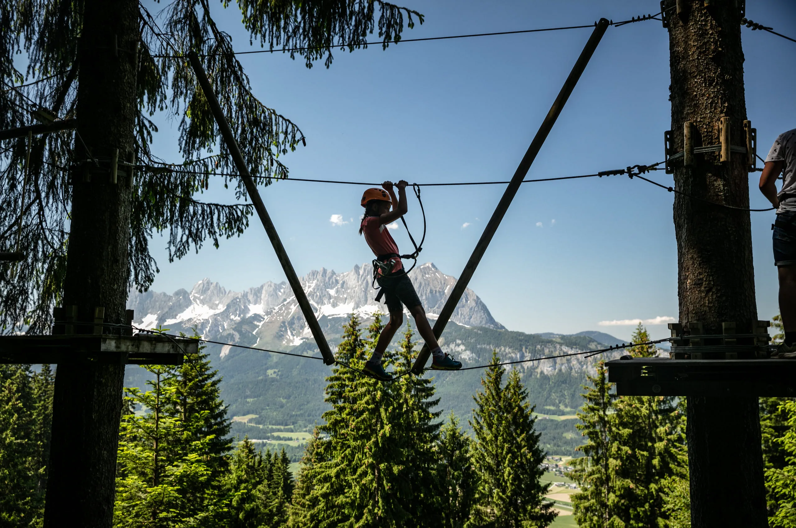 Person auf einem Adventure-Park-Seil in St. Johann