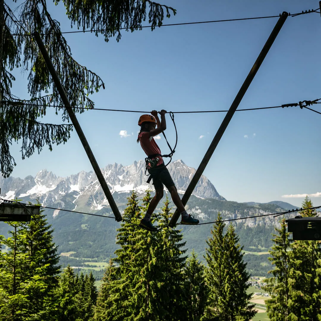 Person auf einem Seilgartenelement in St. Johann