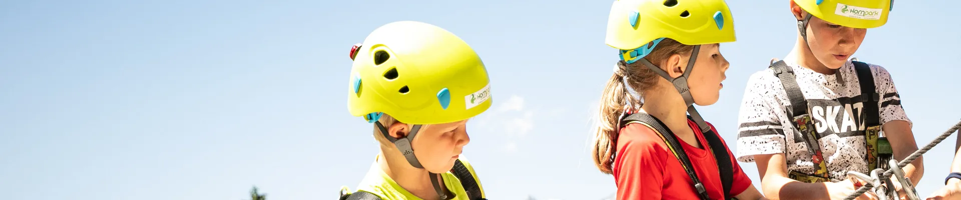 Kinder mit Helmen bei Outdoor-Aktivitäten in St. Johann