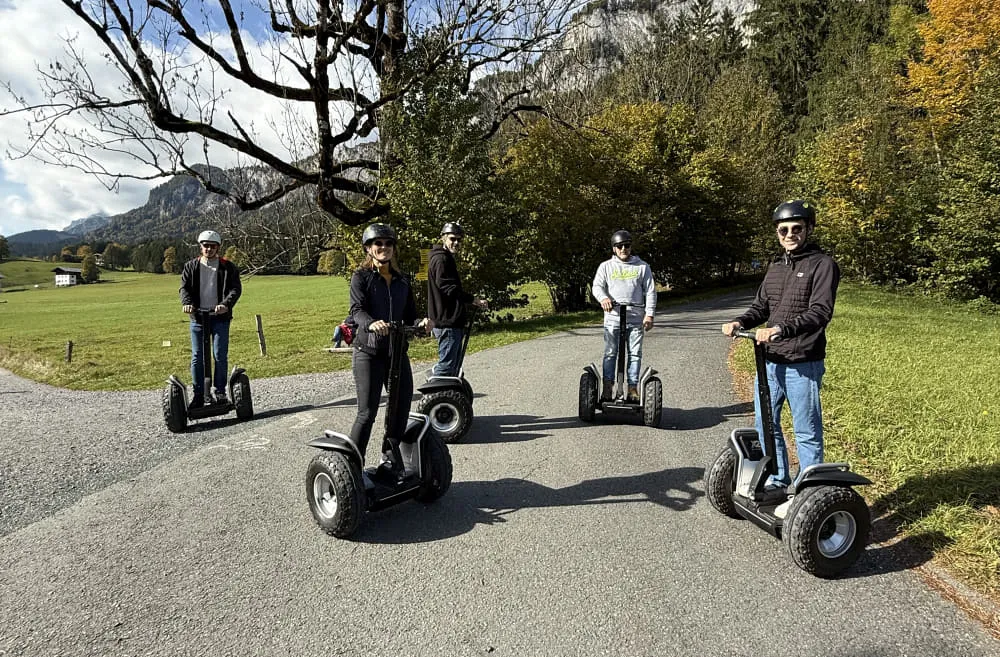 Fünf Personen auf Segways in einer ländlichen Umgebung