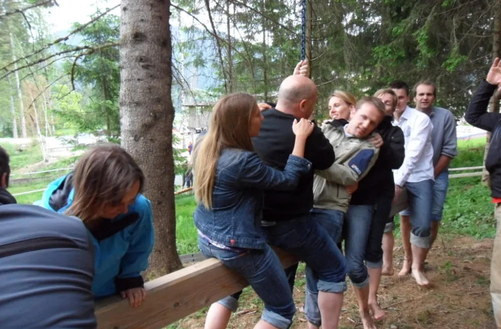 Gruppen von Menschen entspannen sich in der Natur