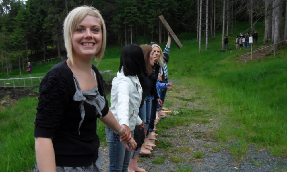 Gruppierung von Menschen auf einem Weg in der Natur