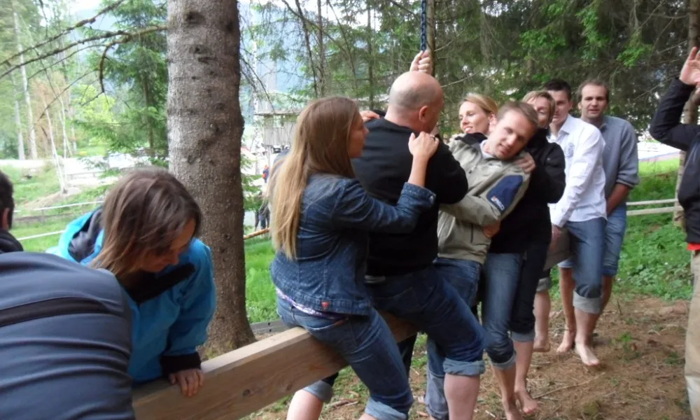Gruppe junger Menschen interagiert in der Natur.