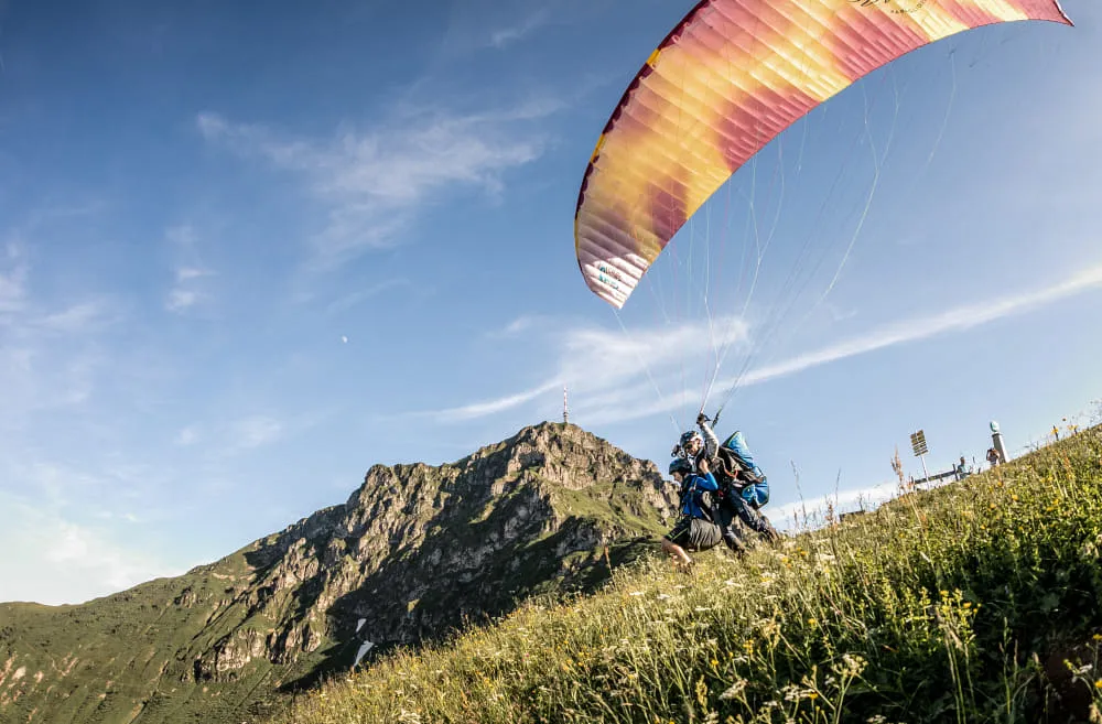 Parasailing über den Bergen von St. Johann